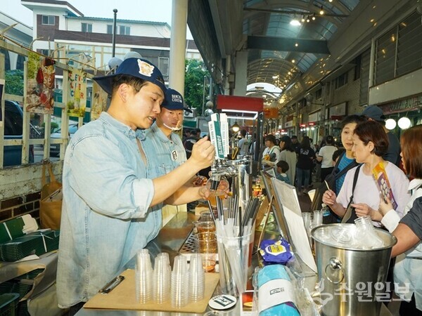 야맥축제 현장에서 방문객들이 맥주를 받기 위해 순서를 기다리고 있다. (사진=오산시)