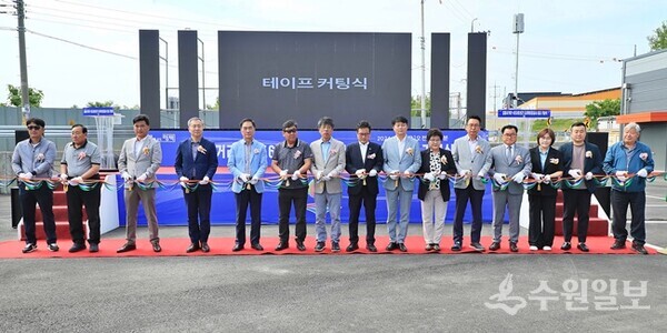 평택시 길음사거리~시도6호선간 도로 확포장 공사 준공식에서 정장선 평택시장(왼쪽 네번쨰), 유승영 평택시의회 의장((왼쪽 7번쨰)을 비롯한 내빈들이 기념테이프를 자르고 있다. (사진=평택시)