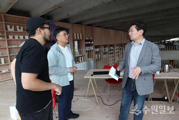 이상일 용인시장(오른쪽)이 비야르케 잉엘스 그룹(BIG) 관계자와 용인시 최영석 자원시설관리팀장(가운데)과 함께 아마게르 바케 친환경 소각장 성공 배경과 우수 사례에 대해 논의하고 있다. (사진=용인시)