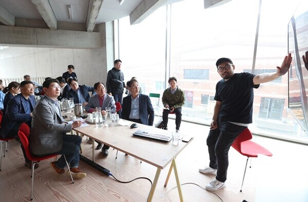 아마게르 바케 친환경 소각장을 설계한 비야르케 잉엘스 그룹(BIG) 설계기업에서 관계자로부터 BIG 활동상에 대한 설명을 듣고 질의응답하는 전국대도시시장협의회 시장단. (사진=용인시)