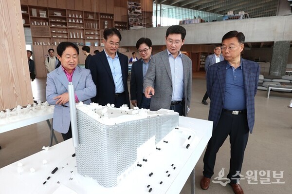 전국대도시시장협의회 시장단이 아마게르 바케 친환경 소각장 모형을 둘러보고 있다. (사진=용인시)