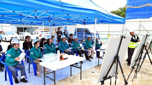 의왕시의회 의원들이 내손동 송전탑 지중화사업 현장을 방문, 관계자로부터 공사현황에 대한 보고를 받고 있다. (사진=의왕시의회)