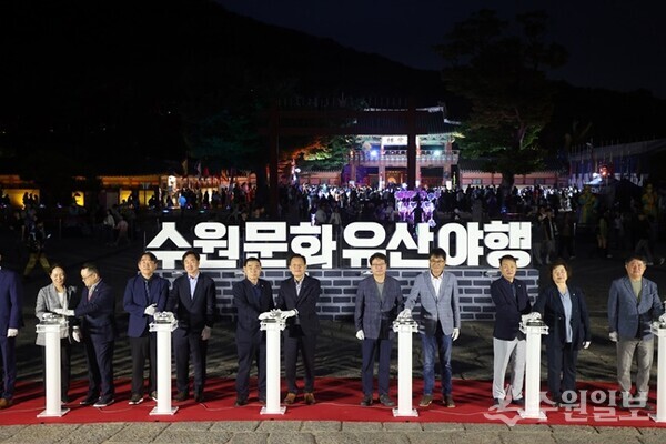 이재준 시장(오른쪽 6번째)이 내빈들과 개막행사에 함께하고 있다. (사진=수원시)