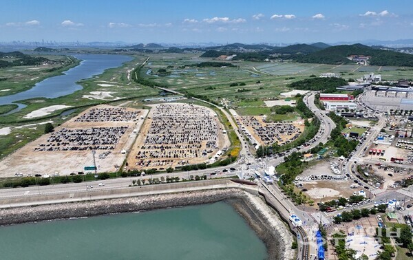 뱃놀이축제 행사기간 내내 행사장 주변 주차장이 많은 차량으로 꽉 차 있다. (사진=화성시)