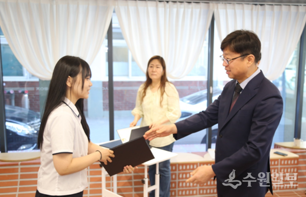 김동수 교장(오른쪽)이 '2024년 상반기 버스정류장 인문학글판 창작글 공모' 수상학생에게 표창장을 전달하고 있다.(사진=삼일공고)