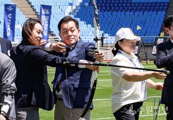 이재준 수원시장이 개막식에서 시궁하고 있다. (사진=수원시)
