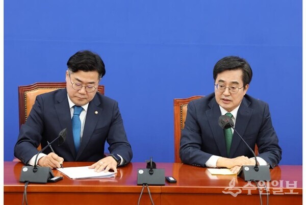 김동연 경기도지사가 3일 오전 서울 여의도 국회에서 박찬대 더불어민주당 원내대표를 만나 대화를 나누고 있다. (사진=경기도)