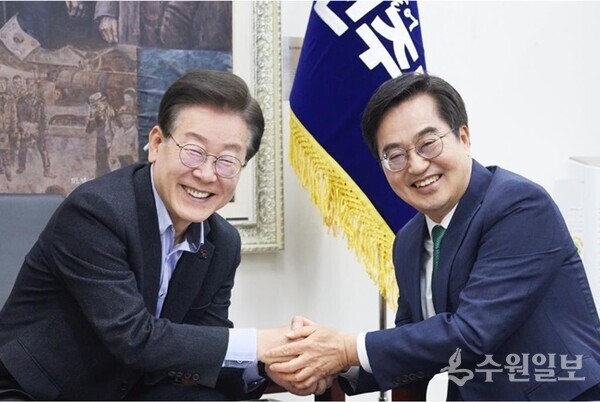 김동연 경기도지사가 3일 오전 서울 여의도 국회에서 이재명 더불어민주당 당대표와 기념촬영을 하고 있다. (사진=경기도)