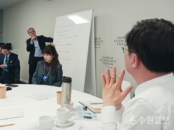 김동연 경기도지사가 지난 1월 17일 다보스 포럼 개막 사흘째를 맞아 완취 커크파크빌리지에서 열린 ‘넷제로의 가속화 : 제조업 혁신 전략’을 주제로 한 세션과 발드후스호텔에서 열린 ‘책임 있는 재생에너지 가속화’를 주제로 한 세션에 참석하고 있다. (사진=경기도)