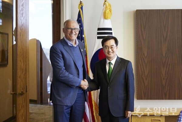 김동연 지사가 지난 5월 9일 워싱턴주 시애틀시에 잇는 워싱턴주지사 사무실에서 제이 인즐리 주지사를 만나 기후위기 대응 등 실무협의회 구성 등을 논의한 뒤 기념촬영을 하고 있다. (사진=경기도)