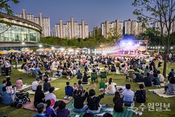 수원수목원 개원 1주년을 맞아 지난 5월28일 일월수목원에서 ‘별 헤는 가든 음악회’가 열려 시민들이 잔디광장을 가득 채웠다.(사진=수원시)