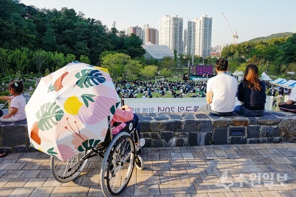 지난해 9월 ‘영통구 그린 하모니 콘서트’가 영흥수목원에서 개최돼 시민들이 자유롭게 관람하고 있다.(사진=수원시)