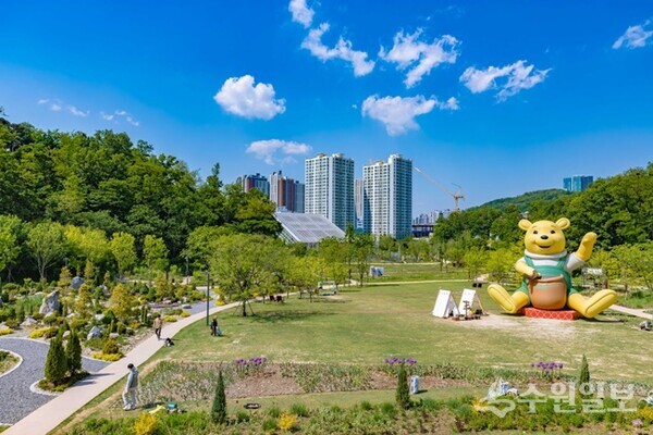 곰돌이 푸 모양의 대형 풍선이 잔디광장에 설치된 일월수목원 전경.(사진=수원시)