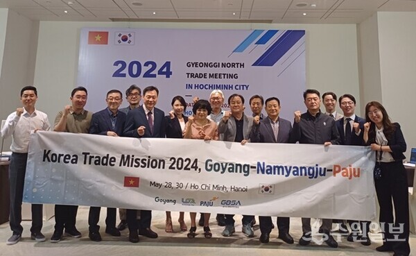 경과원·고양시·남양주시·파주시 ‘2024 경기북부 베트남 시장개척단’팀이 현장에서 기념촬영을 하고 있다. (사진=경과원)