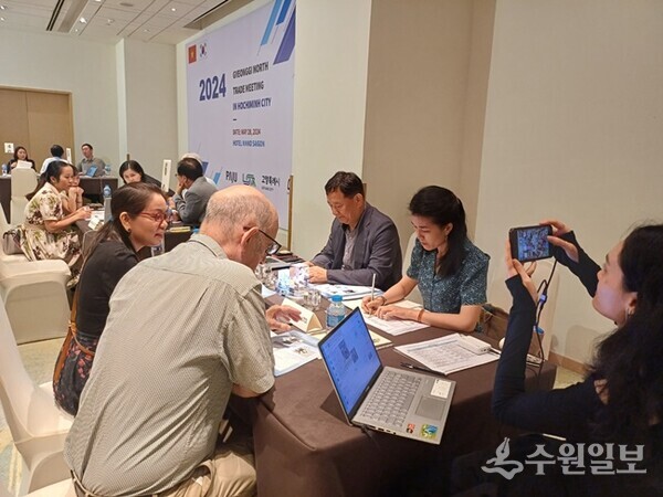경기북부 중소기업 관계자들이 베트남 하노이·호치민서 열린 ‘2024 경기북부 베트남 시장개척단’에서 현지바이어들과 제품 설명 및 계약 상담을 하고 있다. (사진=경과원)