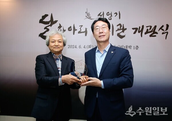 정명근 화성시장(오른쪽)이 4일 달항아리 전시관 개관식에서 달항아리 작품 124점을 화성시에 기증한 서영기 도예가에게 감사패를 전달하고 있다. (사진=화성시)