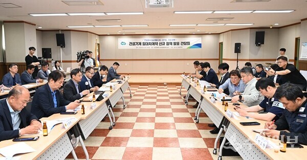 경기도가 5일 용인시 포곡읍 행정복지센터에서 ‘건설공사 임금체불 없는 경기도’ 조성을 위한 간담회를 갖고 있다. (사진=경기도) 