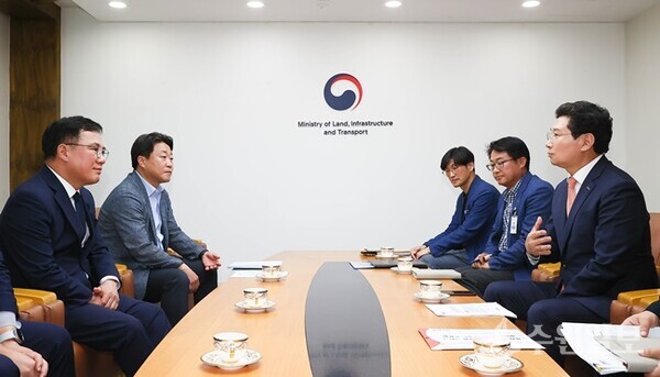 이상일 용인시장(오른쪽)이 백원국 국토교통부 제2차관(왼쪽)을 만나 교통망 확충을 위한 도움을 요청하고 있다. (사진=용인시)