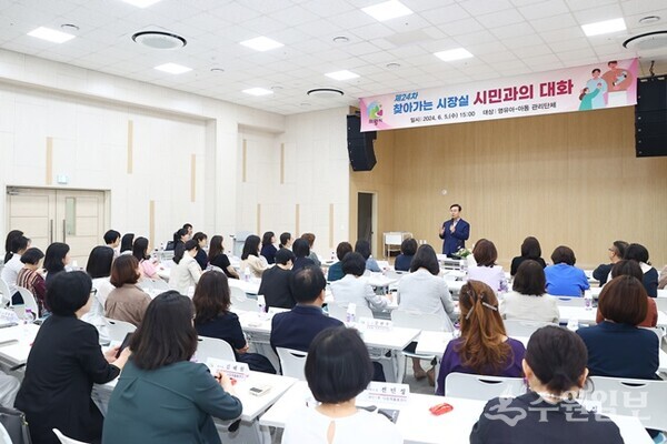 김성제 의왕시장이 5일 오전커뮤니티센터에서 가진 ‘제24차 찾아가는 시장실’에서 시정을 설명하고 있다. (사진=의왕시)
