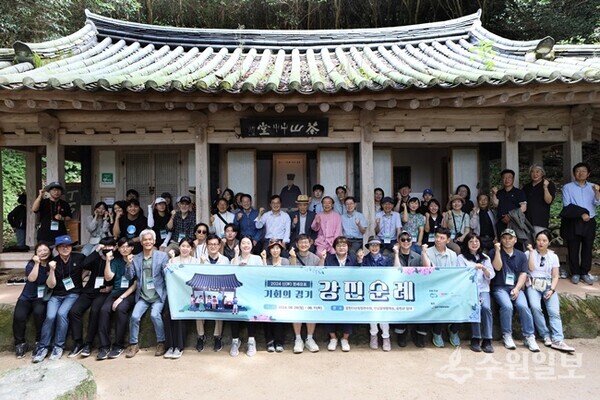  '2024 신(新) 경세유표 기회의 경기 강진 순례' 참가자들이 다산초당 앞에서 김동연 경기도지사(둘째주 가운데)와 기념촬영을 하고 있다. (사진=경기문화재단)