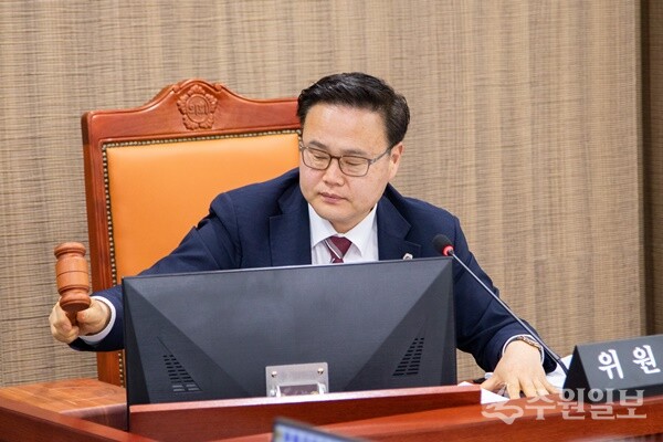 김정영 경기도의회 의회운영위원회 위원장이 10일 제374회 임시회 제3차 상임위원회를 주재하고 있다. (사진=경기도의회)