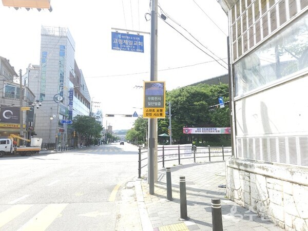 용인시 처인구 마평동 용마초등학교 인근 실내체육관 사거리에 설치된 우회전 안내전광판. (사진=용인시)