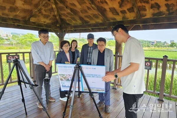 김동구 한강유역환경청장(오른쪽 두번째)이 의왕시 관계자의 왕송습지 현장 및 유지관리 상황에 대한 설명을 경청하고 있다. (사진=의왕시)