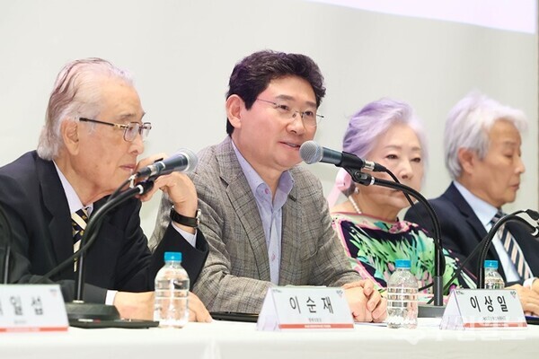 '제42회 대한민국연극제 용인' 기자간담회에서 질의응답을 하고 있는 이상일 용인시장. (사진=용인시)