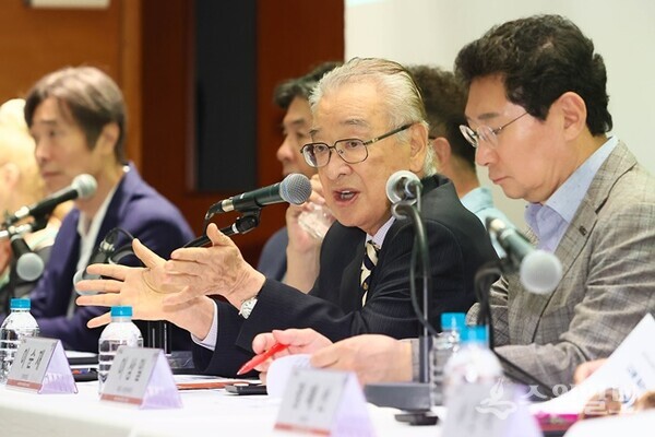 '제42회 대한민국연극제 용인' 기자간담회에서  이순재 명예대회장이 발언하고 있다. (사진=용인시)