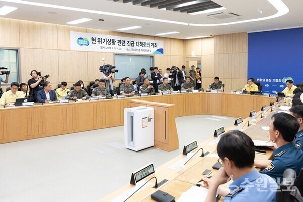 11일 오후 경기도청 재난안전상황실에서 김동연 경기도지사, 접경지역 시군 부단체장(파주, 김포, 포천, 연천) 및 군·경·소방 관계자 등이 참석한 가운데 현 위기상황 관련 긴급 대책회의가 열리고 있다. (사진=경기도)