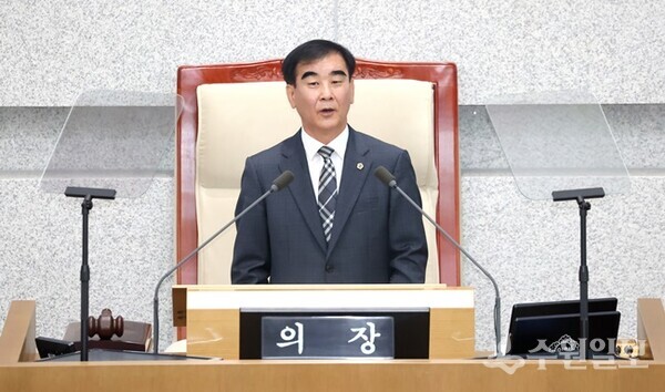 염종현 경기도의회 의장이 11일 도의회 본회의장에서 열린 '제375회 정례회 제1차 본회의'에서 개회사를 하고 있다. (사진=경기도의회)