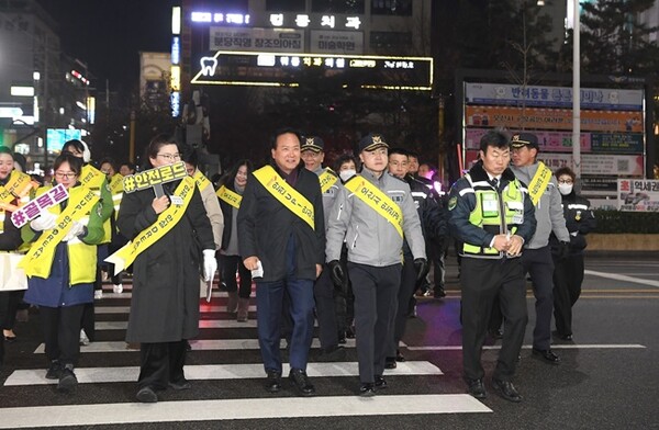 이권재 오산시장이 홍기현 경기남부경찰청장, 박정웅 오산경찰서장과 함께 안심귀갓길 합동순찰을 하고 있다. (사진=오산시)