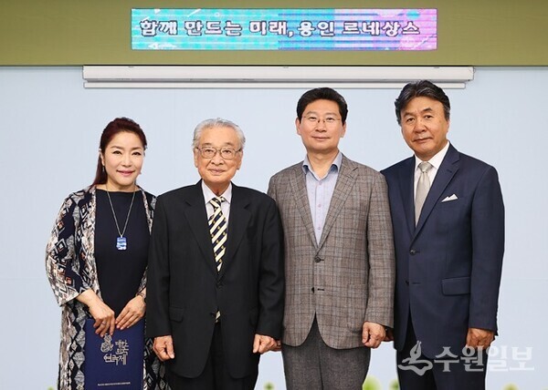 11일 용인시장실에서 열린 '제42회 대한민국연극제 용인' 홍보대사 위촉식. 왼쪽부터 배우 이태원, 이순재 명예대회장, 이상일 용인시장, 박영규 배우. (사진=용인시)