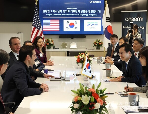 지난 5월 14일 온세미 본사에서 김동연 경기도지사가 하싼 엘 코우리(Hassane+El－Khoury)CEO와  함께 하고 있다. (사진=경기도)
