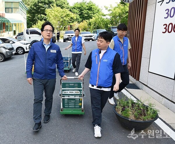 강성천 경과원장(왼쪽)과 경과원 임직원들이 독거노인과 취약계층에 전달할 도시락 배달봉사 활동을 하고 있다. (사진=경과원)
