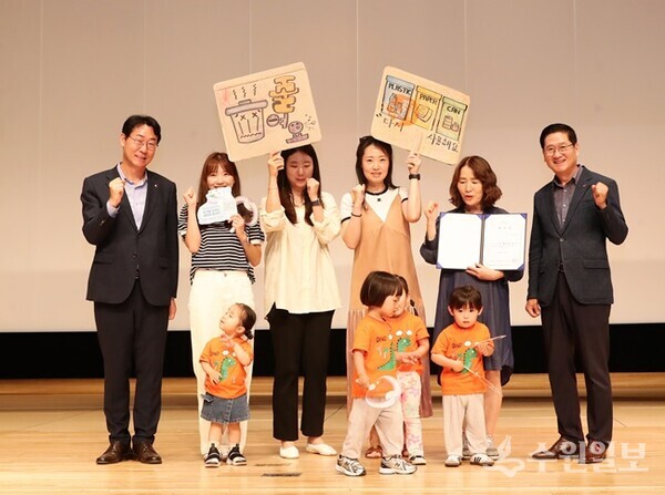 정명근 화성시장(왼쪽 첫번째)과 김세제 화성시자원봉사센터 이사장(오른쪽 첫번째)이 12일 장안대학교 자아실현관에서 개최된 ‘지구를 지키는 어린이 봉사단’ 발대식에서 어린이집 관계자 및 어린이들과 함께 하고 있다. (사진=화성시) 