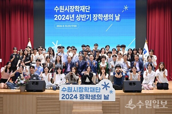 이재준 시장(둘째 줄 오른쪽 6번째)과 장학생들이 함께하고 있다. (사진=수원시)