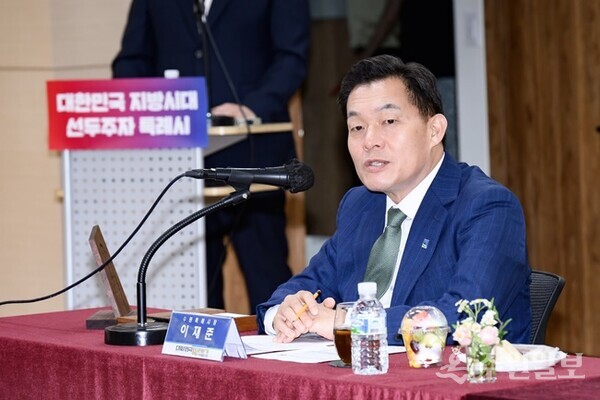  ‘대한민국특례시시장협의회 2024년 상반기 정기회의’에서 이재준 수원시장이 발언하고 있다.(사진=수원시)