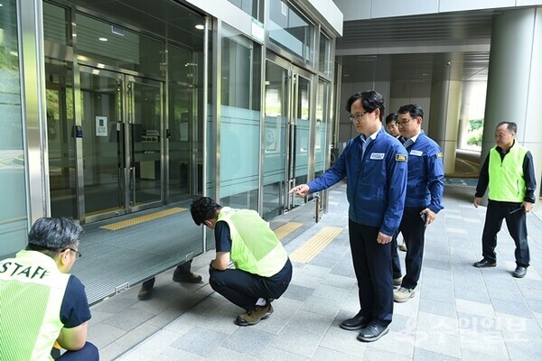 강성천 경과원장(왼쪽 첫번째)이 14일 판교스타트업캠퍼스에서 가진 장마철 집중호우 대비 모의 실전훈련에서 현장을 점검하고 있다. (사진=경과원)