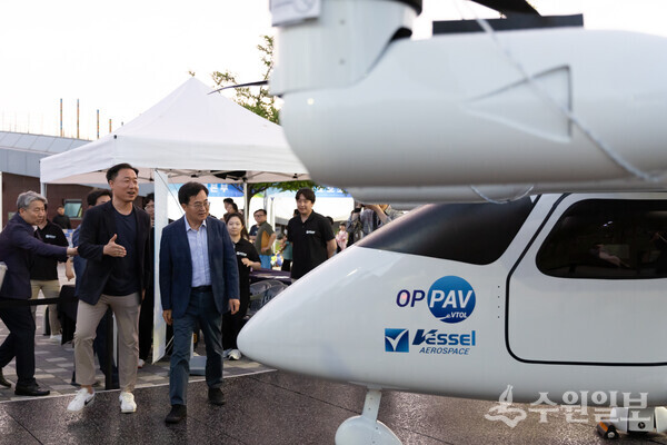 김동연 경기도지사가 15일 오후 시흥시 배곧생명공원에서 펼쳐진 '2024 경기 미래모빌리티 페스타' 2일차 행사에서 도심항공교통 체험관을 둘러보고 있다. (사진=경기도)