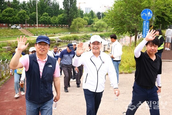 김성제 의왕시장(가운데)이 시민들과 함께 ‘두발로 Day’ 행사에 참여하고 있다. (사진=의왕시)