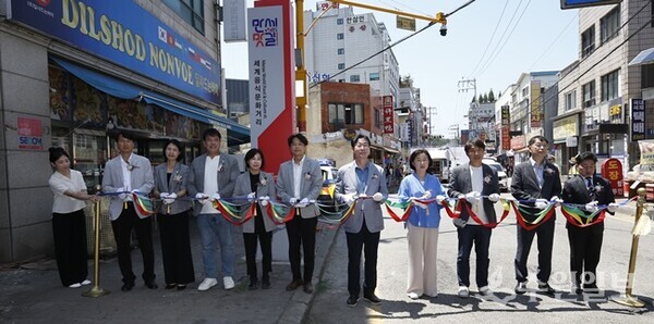 16일 향남읍 발안만세시장의 음식문화특화거리에서 가진 ‘음식문화특화거리 선포식’에서 정명근 화성시장(오른쪽 5번째)을 비롯한 내빈들이 기념테이프를 자르고 있다. (사진=화성시)