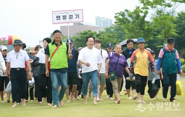이권재 오산시장(가운데)이 시민들과 함께 오산천 맨발걷기대회에 함께 하고 있다. (사진=오산시)