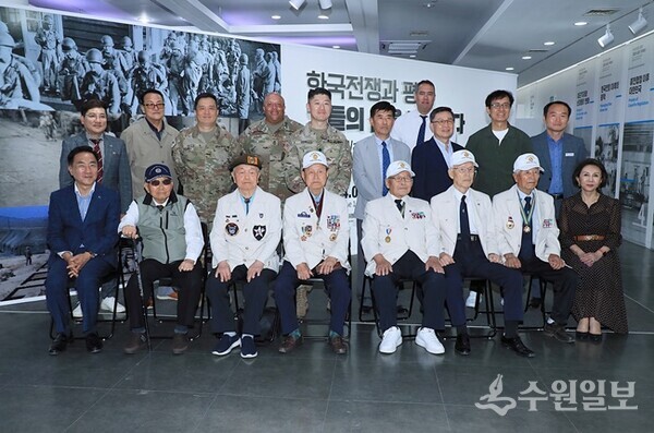 정장선 평택시장(앞줄 왼쪽 첫번째)이 ‘미리보는 평택박물관’ 특별전시회 개막식에서 한국전쟁 참전용사 등과 함께 하고 있다. (사진=평택시)