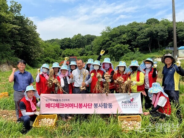 한국건강관리협회 경기도지부 임직원 및 봉사단이 화성시 장안면 장안리 온수골마을에서 농촌일손돕기 봉사활동을 벌인 뒤 기념촬영을 하고 있다. (사진=건협 경기도지부)