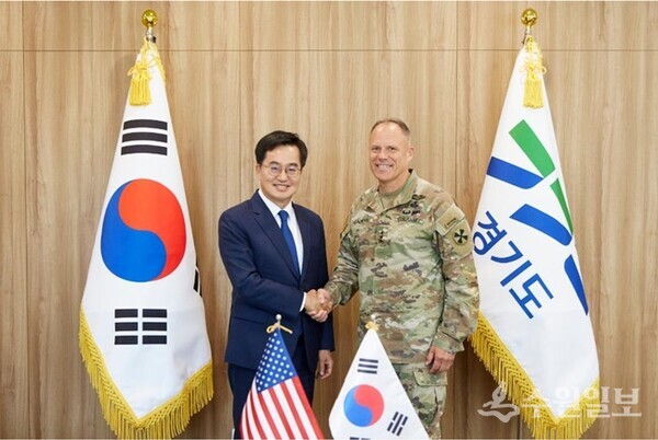 17일 오후 경기도지사 집무실에서 김동연 경기도지사와 크리스토퍼 라니브(Christopher LaNeve) 신임 미8군사령관이 면담을 한 뒤 기념촬영을 하고 있다. (사진=경기도)