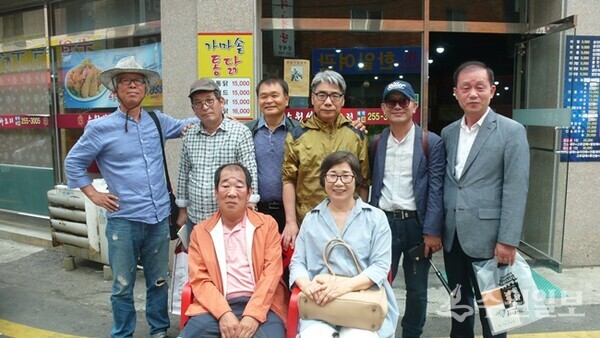 2019년 수원에서 번개모임으로 만난 시림동인들. 뒷줄 왼쪽부터 김우영, 문창갑, 오승철, 최영철, 한사람 건너 김승종. 아랫줄 왼쪽 김미구, 최영철 부인 소설가 조명숙. 이들 중 오승철 시인은 지난해 5월 세상을 떠났다. (사진=김우영)