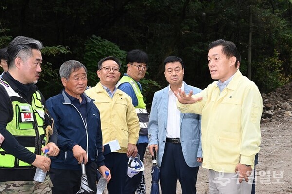 지난해 9월 이재준 수원시장이 광교산 통신대 군사도로 복구공사 현장에 찾아가는 현장시장실을 열고 현장을 점검하고 있다.(사진=수원시)