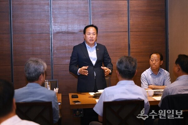 이권재 오산시장이 가장산업단지 기업인협의회 간담회에서 인사말을 하고 있다. (사진=오산시)