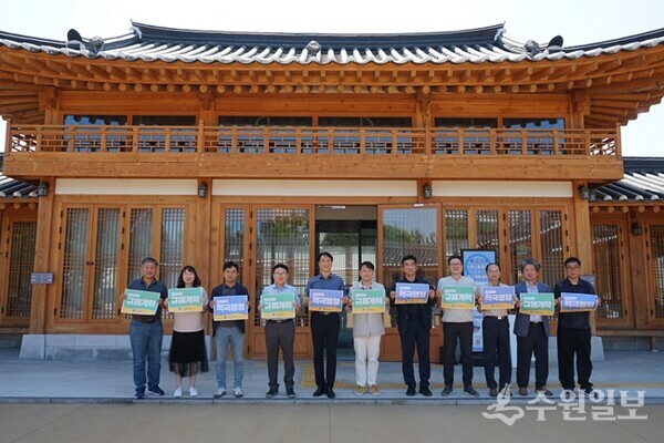 오영균 수원문화재단 대표이사(왼쪽에서 5번째)과 임직원들이 ‘적극행정 실천 다짐 행사’를 갖고 있다. (사진=수원문화재단)
